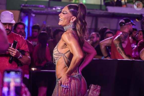 Rainha da Unidos de Viradouro, Juliana Paes chegou à Sapucaí com look que aliava brilho e calcinha fio-dental