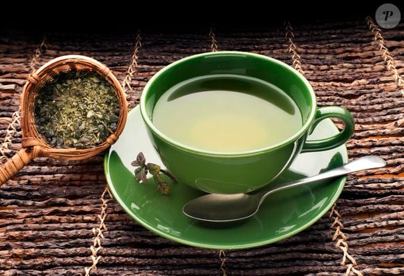 A pesquisa feita pela UFMG indica que pessoas que tomaram 200 ml de chá verde por dia perderam 95 calorias