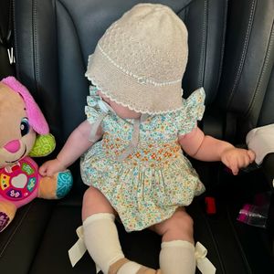 Jade Magalhães mostrou um terço personalizado usado por Serena, os detalhes da decoração e flores da festa