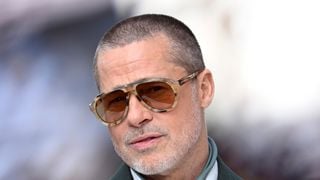 Brad Pitt fez facelift? Aos 61 anos, ator de 'Fórmula 1 - O Filme' fez cirurgia avaliada em R$ 600 mil para ter aparência jovem, diz médico