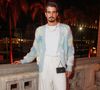 Look de Enzo Celulari tinha mini bolsa e roupas azuis para o baile de gala da Pinacoteca