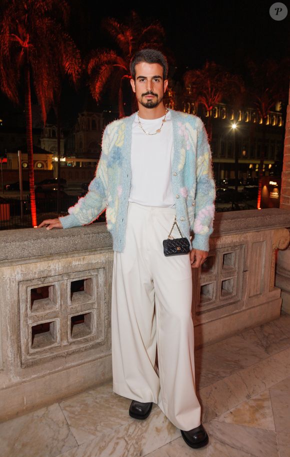 Look de Enzo Celulari tinha mini bolsa e roupas azuis para o baile de gala da Pinacoteca