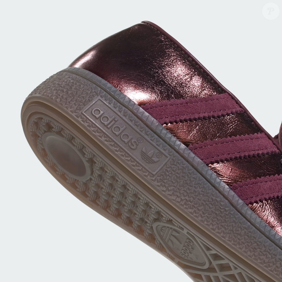 Com combinação de suede, couro macio e detalhes metálicos, o Loafer Handball Spezial da adidas Originals eleva um clássico esportivo a um novo patamar de sofisticação