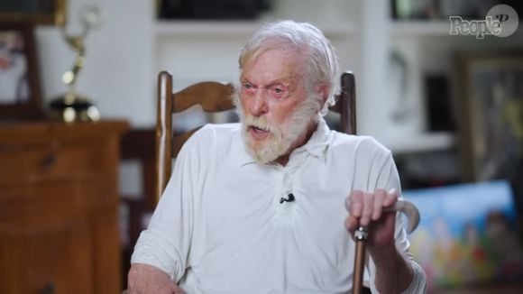 Dick Van Dyke lembrou que pai não teve vida tão extensa quanto a dele, morrendo aos 78 anos: 'Estava constantemente perturbado com a situação da sua vida'