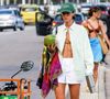 Bruna Marquezine deixou a camisa aberta e mostrou sua barriga definida ao ser fotografada por um paparazzo