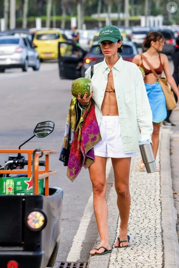 Bruna Marquezine deixou a camisa aberta e mostrou sua barriga definida ao ser fotografada por um paparazzo