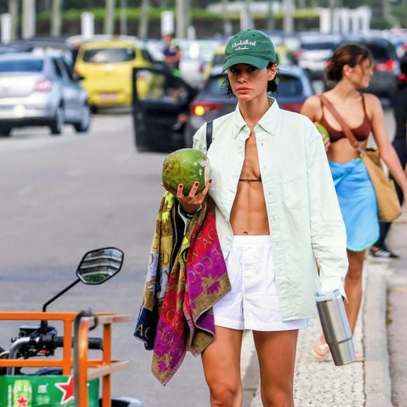 Bruna Marquezine deixou a camisa aberta e mostrou sua barriga definida ao ser fotografada por um paparazzo