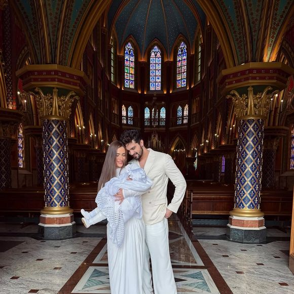 Depois do batizado, o casal publicou algumas fotos da celebração e da festa intimista que organizaram depois