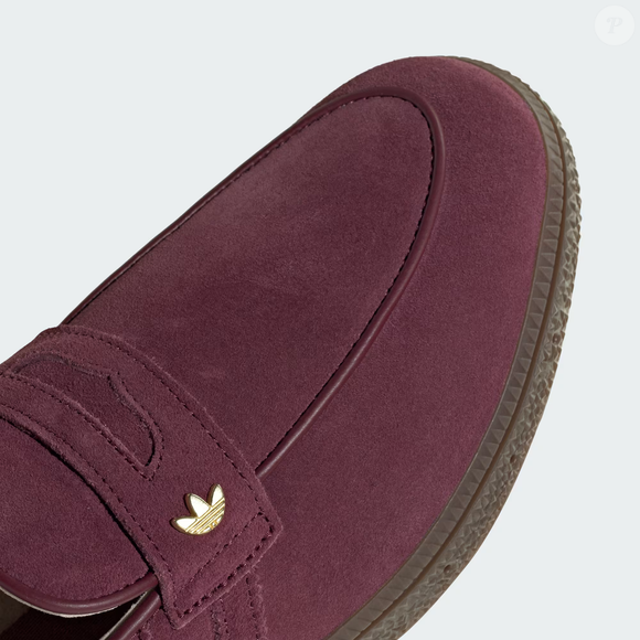 Lançado originalmente em 1979, o Handball Spezial retorna em uma versão inspirada nos loafers e reforça a força das peças clássicas no guarda-roupa contemporâneo. O resultado é um tênis que promete atravessar temporadas sem perder relevância