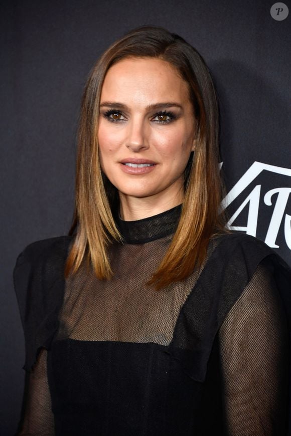 Muito além da carreira em Hollywood, Natalie Portman demonstrou interesse por iniciativas educacionais. Em 2014, a atriz participou de um projeto de alta relojoaria que destinaria recursos à Free the Children