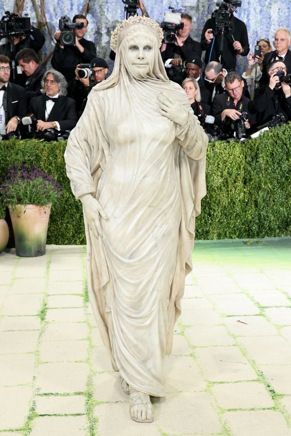 A 'rainha do Halloween', Heidi Klum também roubou a cena no Met Gala 2026. A fashionista surgiu como uma verdadeira estátua grega, com um look drapeado que criava o efeito de mármore — impressionante e extremamente realista.