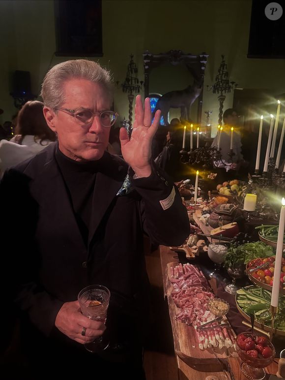 A aparência de Kyle MacLachlan não muda muito em comparações com a série e vida real