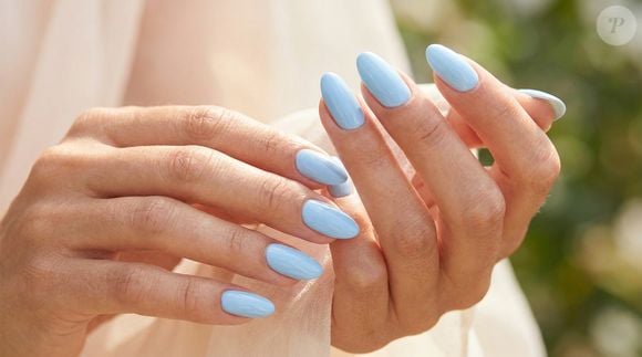 Suave e luminoso, o azul-céu é uma alternativa ao branco para quem deseja uma manicure colorida, mas ainda discreta. O tom pastel mantém a elegância e combina especialmente bem com a estética da temporada