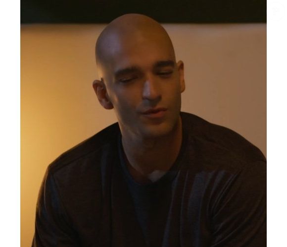 O fato de Humberto Carrão não ter raspado as sobrancelhas também irritou alguns internautas