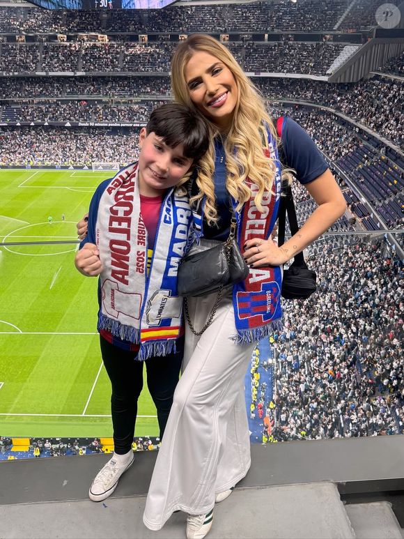 Ex-cunhada de Virgínia Jéssica Costa e o filho, Noah, estavam na torcida do Barcelona em clássico espanhol