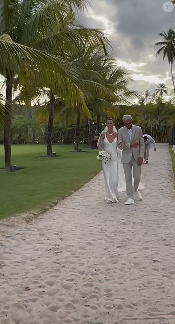 Renata Kuerten escolheu um vestido branco em seda feito sob medida para seu corpo