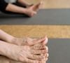 Dorsiflexão do tornozelo é um exercício simples onde você faz exercícios de levantar e abaixar a parte da frente dos pés lentamente