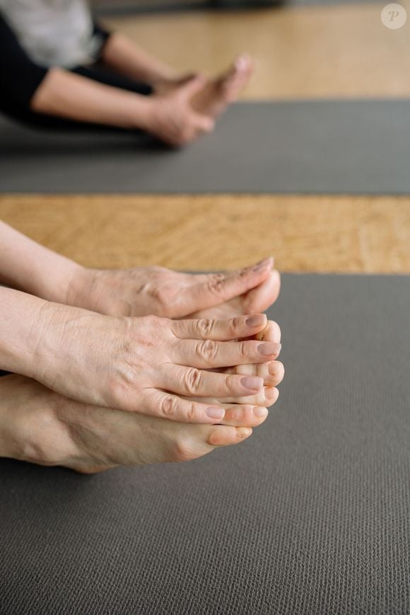 Dorsiflexão do tornozelo é um exercício simples onde você faz exercícios de levantar e abaixar a parte da frente dos pés lentamente