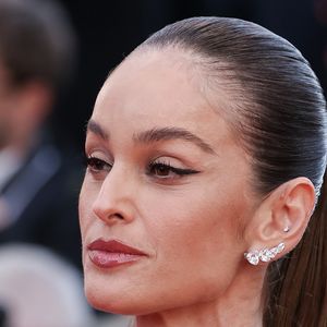 Após surgir com visual que dividiu opiniões no Festival de Cannes, Izabel Goulart voltou a movimentar as redes sociais ao reaparecer nos Stories do Instagram com o rosto diferente do visto no tapete vermelho; assunto segue repercutindo entre fãs da modelo