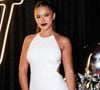 Maisa Silva apostou em um vestido branco de modelagem ajustada ao corpo e recortes laterais para sua festa de aniversário. O look ganhou ainda mais destaque com o penteado sleek e a maquiagem em tons profundos