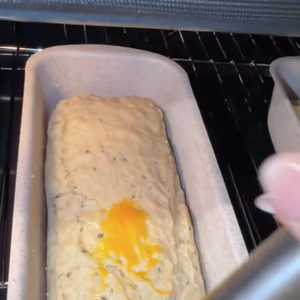 Carol Peixinho gosta de pincelar uma gema de ovo para deixar o pão amarelinho