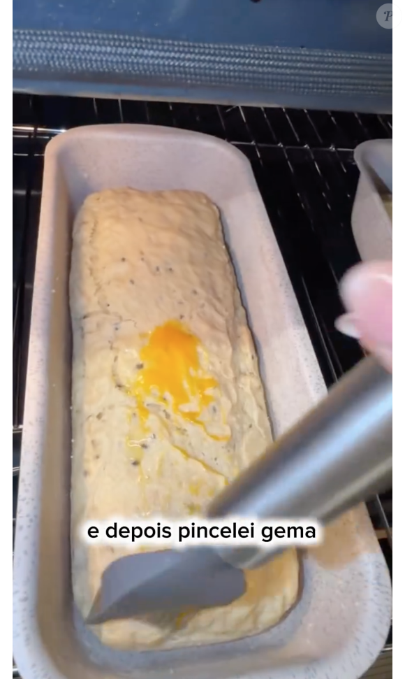 Carol Peixinho gosta de pincelar uma gema de ovo para deixar o pão amarelinho