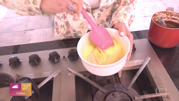 Depois do chocolate já derretido, faça uma gemada batendo os ovos com o açúcar