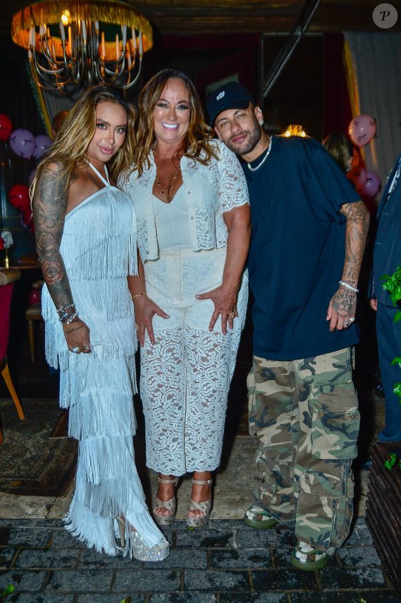 Neymar com a mãe, Nadine, e a irmã, Rafaella Santos, no aniversário da caçula