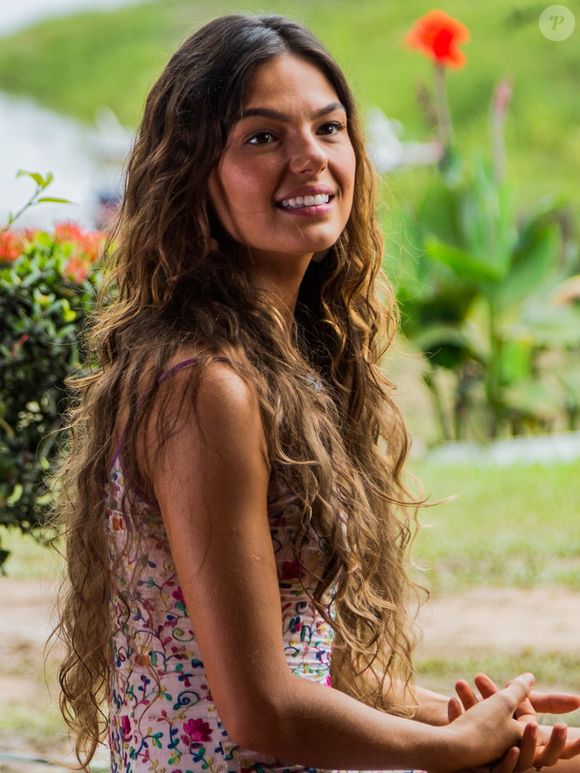 2017: lindíssima e com o cabelo comprido, Isis Valverde fez sucesso com 'A Força do Querer'