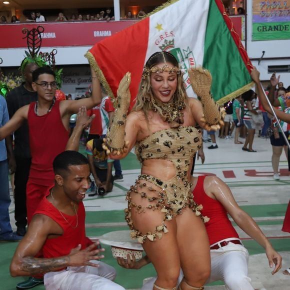 Recentemente, Paolla Oliveira encarnou a onça mais uma vez em um ensaio da Grande Rio