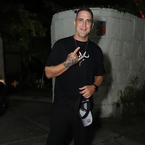 André Marques exibiu tatuagem na mão em aniversário de Anitta, com quem já teve affair