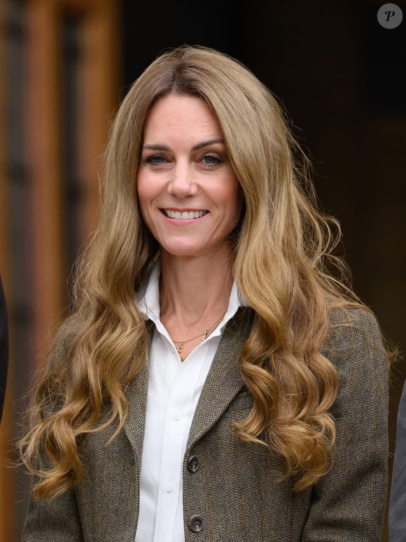 Kate Middleton elegeu um tom loiro mel nas madeixas