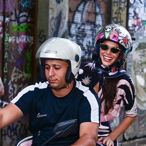 Bruna Marquezine chegou a um bar da capital carioca em cima de um moto táxi