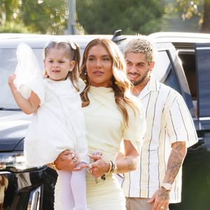 Separada de Zé Felipe, Virginia manteve a festa da filha e apareceu sorridente em live, mostrando os detalhes da superprodução.