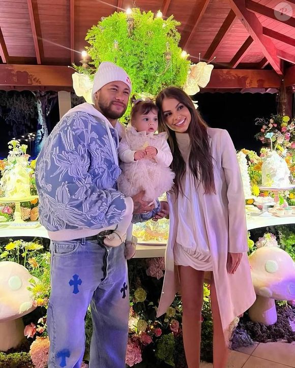 Neymar, Helena e Amanda Kimberlly posam juntos na comemoração íntima de 1 ano da filha, realizada em Jundiaí (SP)