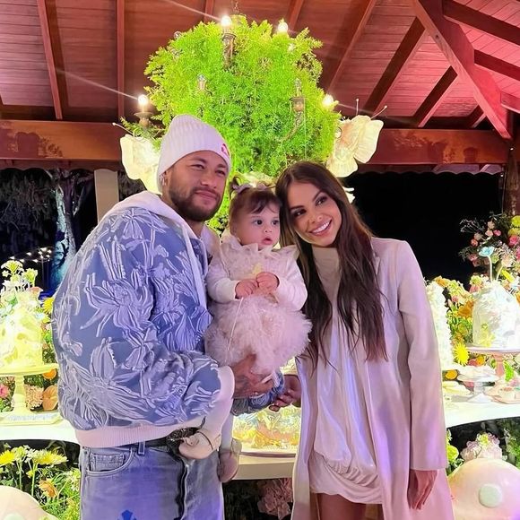 Neymar, Helena e Amanda Kimberlly posam juntos na comemoração íntima de 1 ano da filha, realizada em Jundiaí (SP)