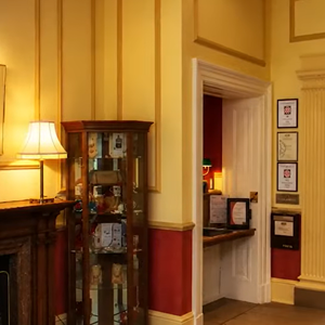 Antes de se tornar um dos nomes mais conhecidos da família real britânica, princesa Diana viveu uma infância em Park House, no Sandringham Estate. Segundo a People, a família deixou a propriedade em 1975, quando Diana e os irmãos se mudaram para Althorp, e todos se despediram dos cômodos da casa