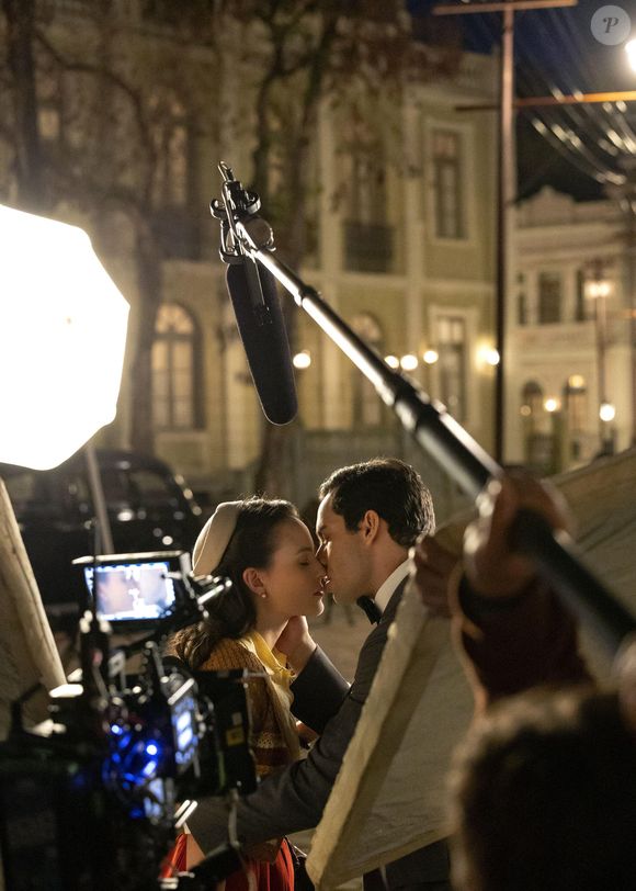 Bastidores do primeiro beijo de Celso (Rainer Cadete) e Estela (Larissa Manoela) na novela Êta Mundo Melhor