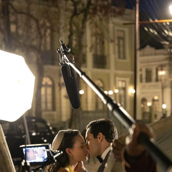 Bastidores do primeiro beijo de Celso (Rainer Cadete) e Estela (Larissa Manoela) na novela Êta Mundo Melhor
