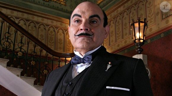 Muitos atores interpretaram o detetive ao longo das décadas, mas foi David Suchet quem acabou se tornando o intérprete definitivo de Poirot