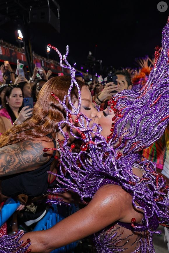 Ludmilla acompanhou desfile de perto e ganhou beijo de Brunna Gonçalves