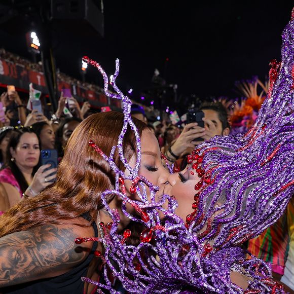 Ludmilla acompanhou desfile de perto e ganhou beijo de Brunna Gonçalves