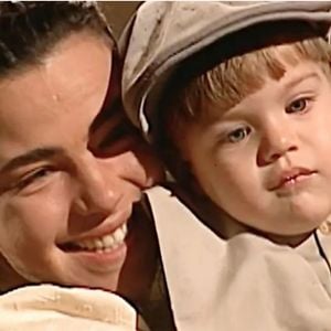 Giuliana (Ana Paula Arósio) se emociona ao ficar com Juanito nos braços na semana de 1 a 6 de dezembro da novela Terra Nostra