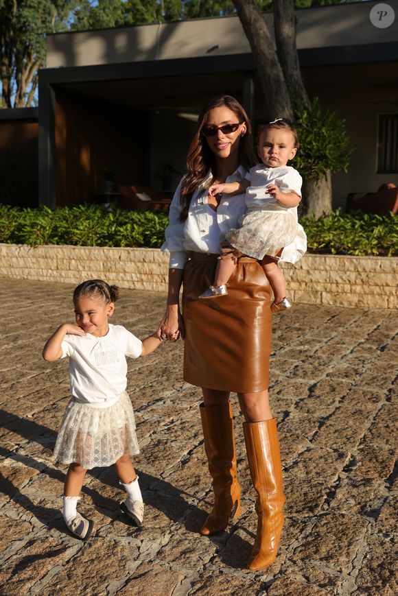 Bruna Biancardi, por sua vez, apostou em uma camisa off white com saia acima do joelho e bota cano alto, ambas de couro