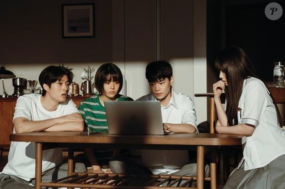 Então, 5 amigos se juntam para tentar desvendar esse mistério e acabar com as tragédias impostas pelo aplicativo