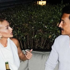 De cabelo loiro, Marina Ruy Barbosa curte evento ao lado de Rodrigo Santoro e web compara atriz à outra famosa: 'Pensei que era...'