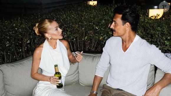 De cabelo loiro, Marina Ruy Barbosa curte evento ao lado de Rodrigo Santoro e web compara atriz à outra famosa: 'Pensei que era...'