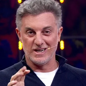 Luciano Huck foi para a Polônia em avião emprestado por Daniel Vorcaro; em outro momento, novembro de 2023, apresentador escreveu: 'Bom te encontrar pessoalmente. Nos devemos um papo. Abração'