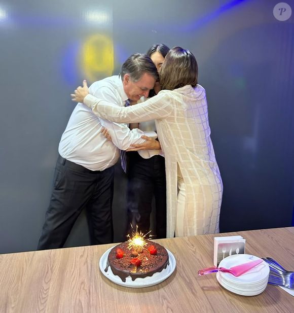 Michelle Bolsonaro tentou disfarçar o luxo da festa da filha, mas maquiador entregou bolo de três andares nas redes
