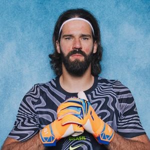 Alisson abriu detalhes da relação com a fé, falou sobre 'corrupção' no futebol e revelou mergulho na teologia durante pausa no Liverpool